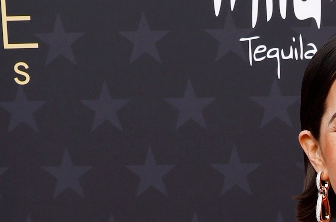 America Ferrera en la alfombra roja de los Critics Choice Awards 2024.