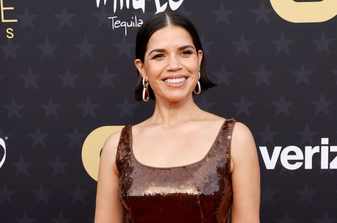 America Ferrera en la alfombra roja de los Critics Choice Awards 2024.