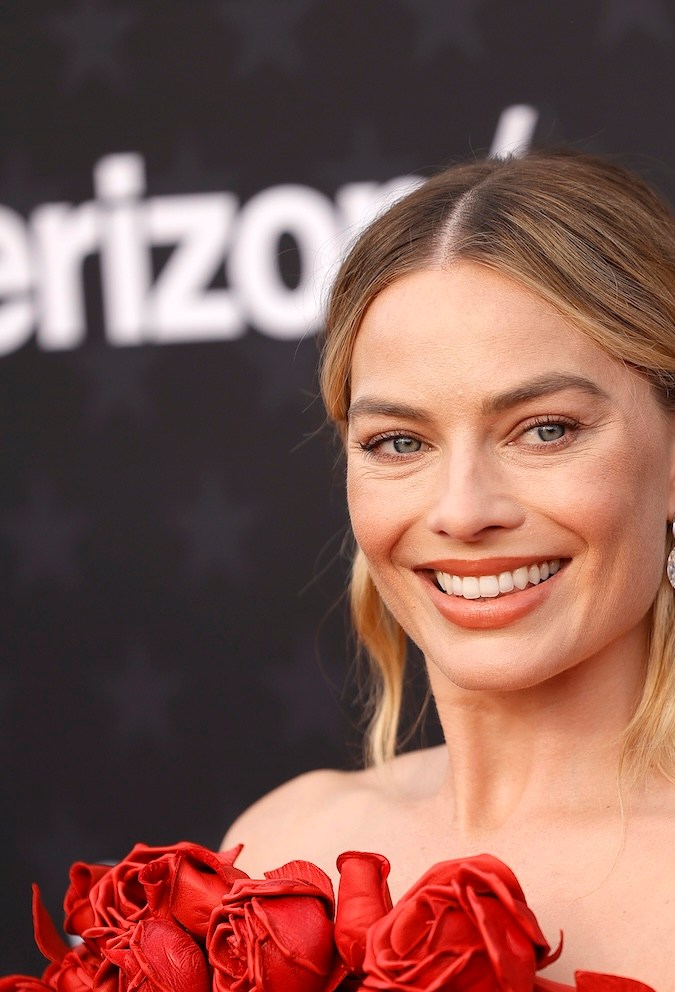 Margot Robbie en la alfombra roja de los Critics Choice Awards 2024.