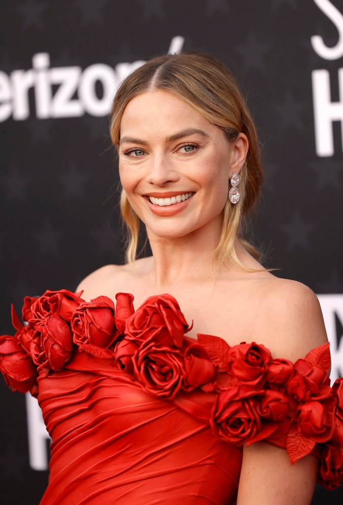 Margot Robbie en la alfombra roja de los Critics Choice Awards 2024.