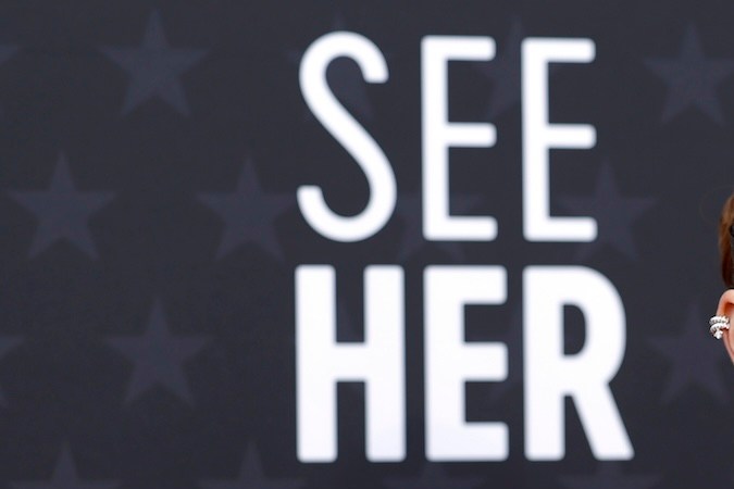 Emma Stone en la alfombra roja de los Critics Choice Awards 2024.