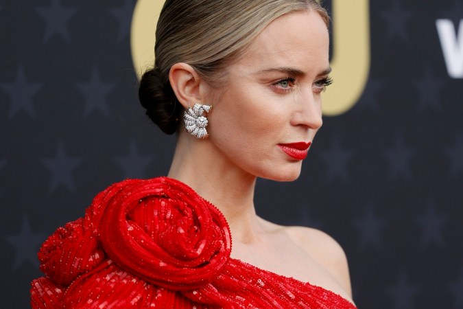 Emily Blunt en la alfombra roja de los Critics Choice Awards 2024.