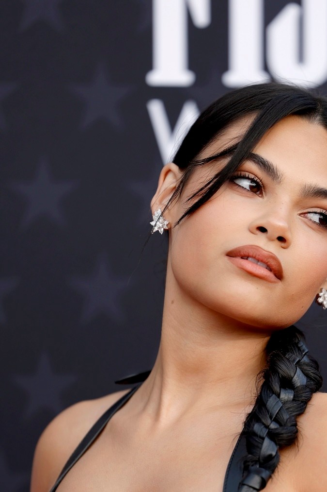 Ariana Greenblatt en la alfombra roja de los Critics Choice Awards 2024.