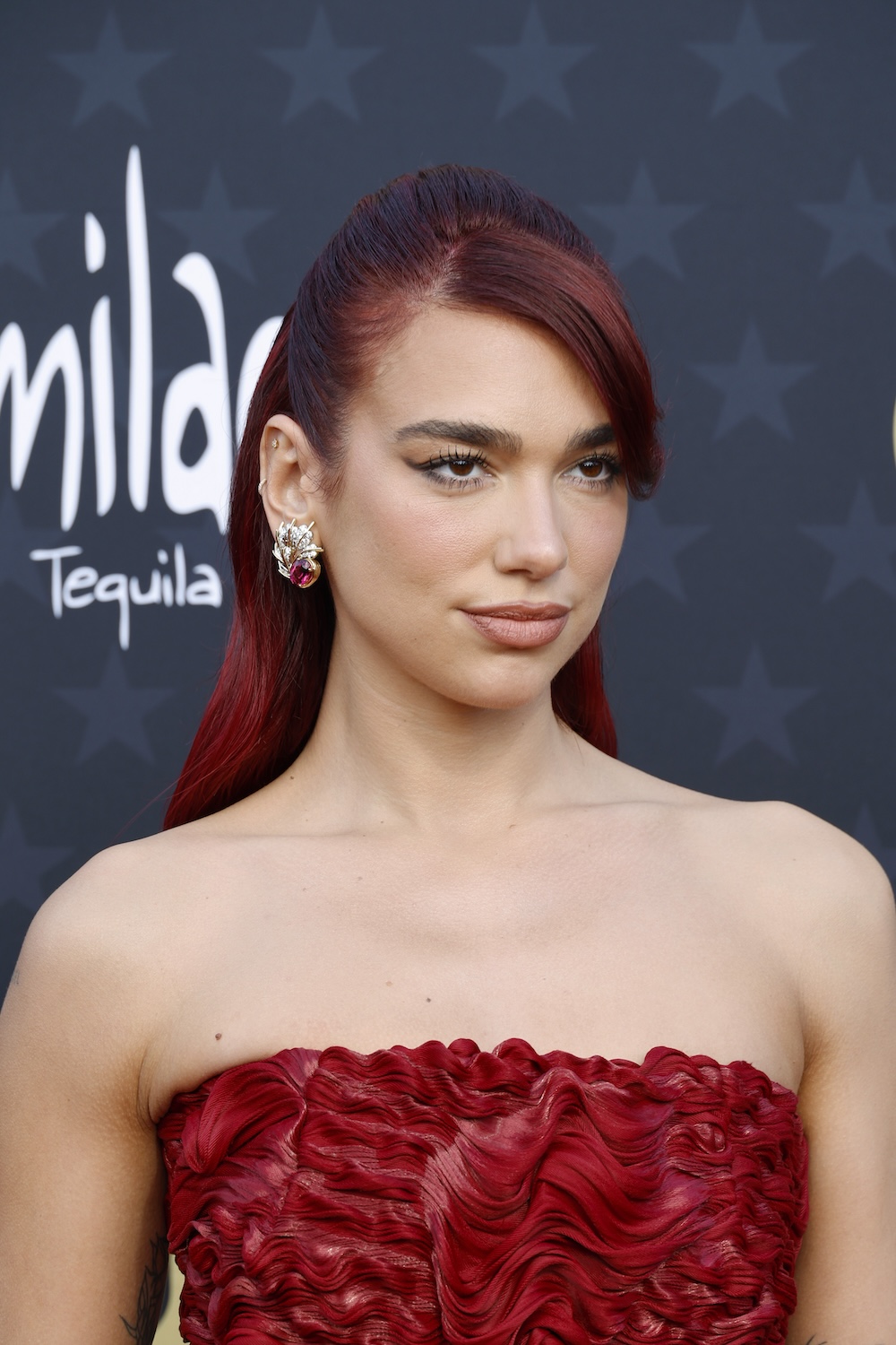 Dua Lipa en la alfombra roja de los Critics Choice Awards 2024.