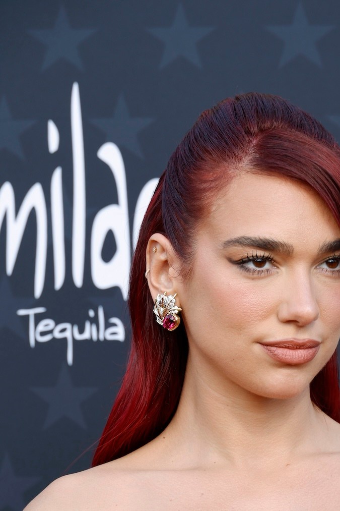 Dua Lipa en la alfombra roja de los Critics Choice Awards 2024.