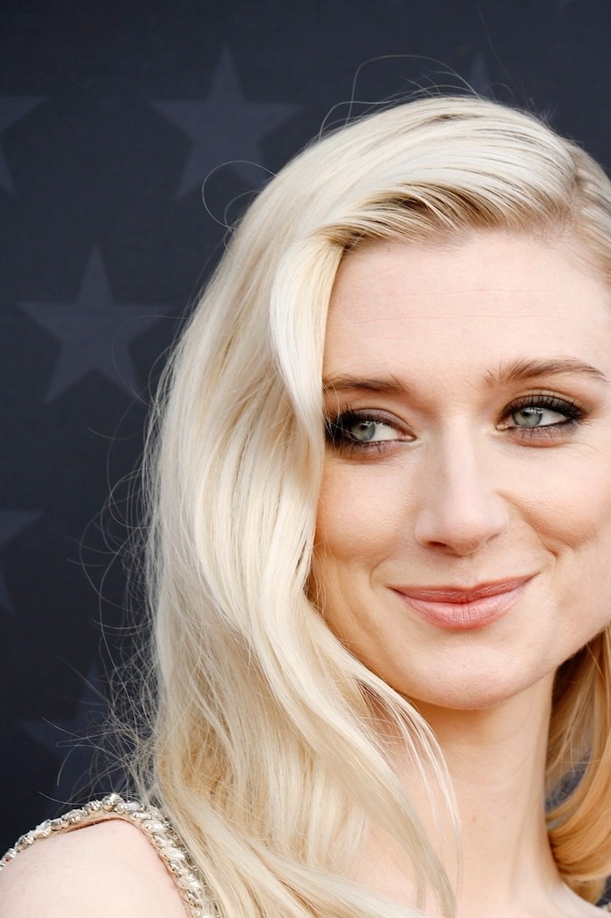 Elizabeth Debicki en la alfombra roja de los Critics Choice Awards 2024.