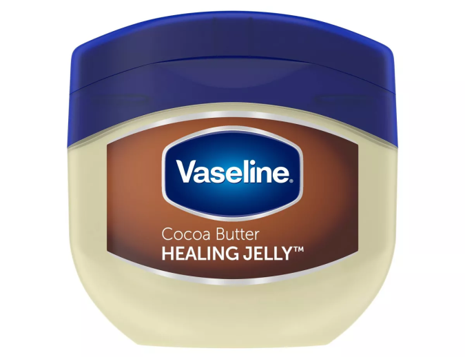 Despídete de las manos secas con vaselina: el tratamiento más fácil para probar en casa