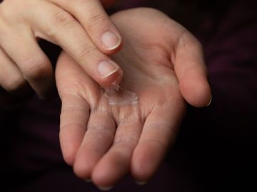 Despídete de las manos secas con vaselina: el tratamiento más fácil para probar en casa