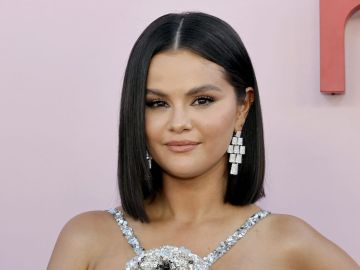 5 dupes económicos de las botas metálicas que Selena Gomez llevó a su cita con Benny Blanco