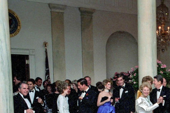 La princesa Diana y John Travolta bailaron en el Cross Hall de la Casa Blanca en 1985.
