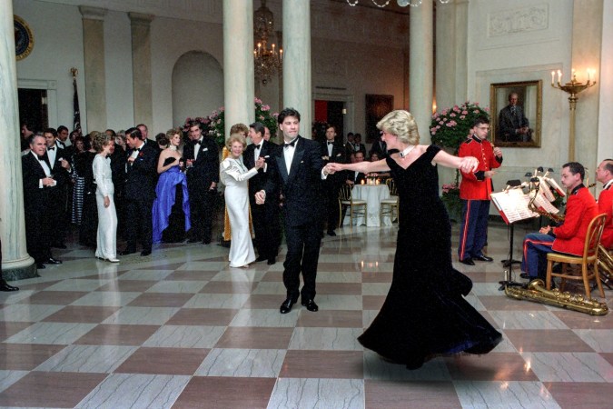 La princesa Diana y John Travolta bailaron en el Cross Hall de la Casa Blanca en 1985.