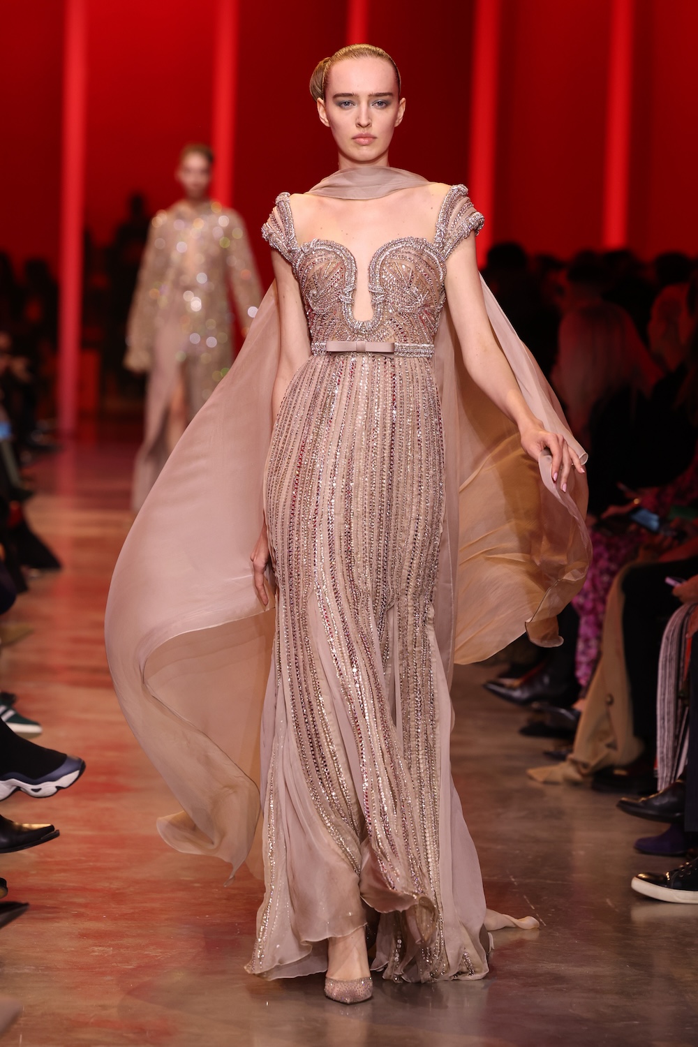 Modelo en el desfile de Elie Saab Haute Couture primavera/verano 2024 en París.