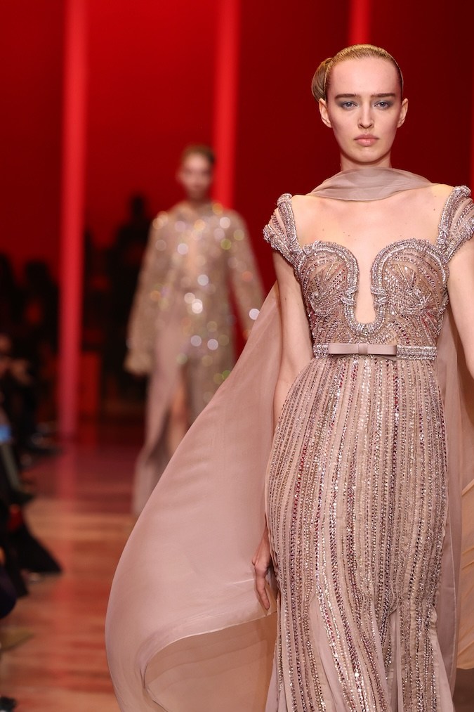 Modelo en el desfile de Elie Saab Haute Couture primavera/verano 2024 en París.