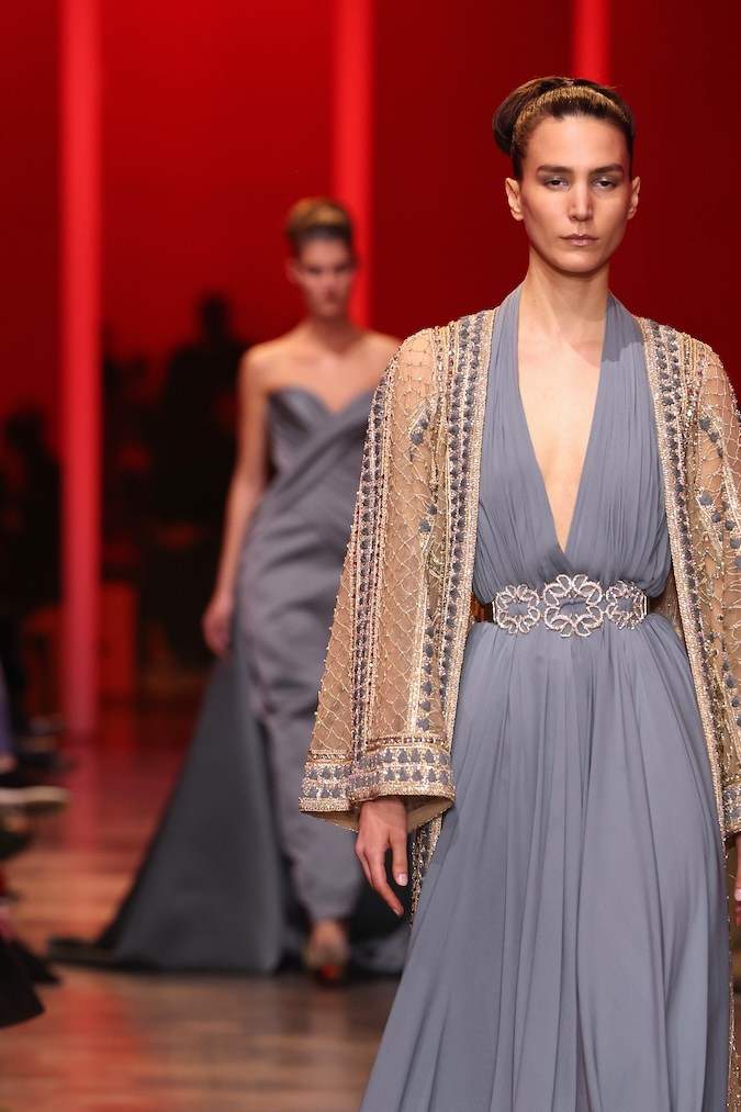 Modelo en el desfile de Elie Saab Haute Couture primavera/verano 2024 en París.