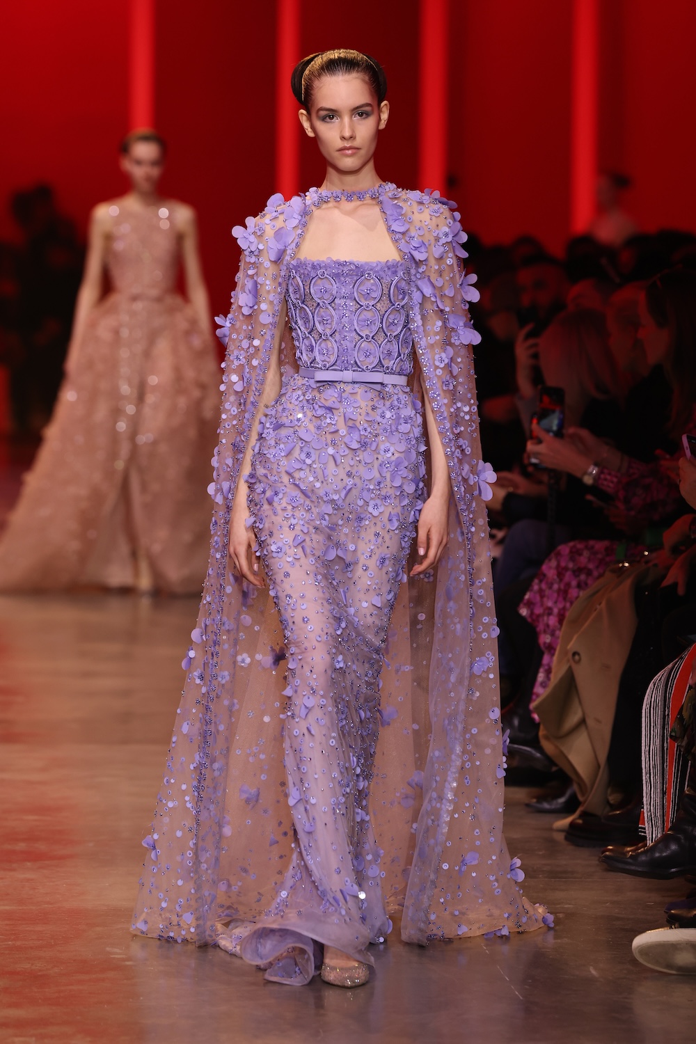 Modelo en el desfile de Elie Saab Haute Couture primavera/verano 2024 en París.