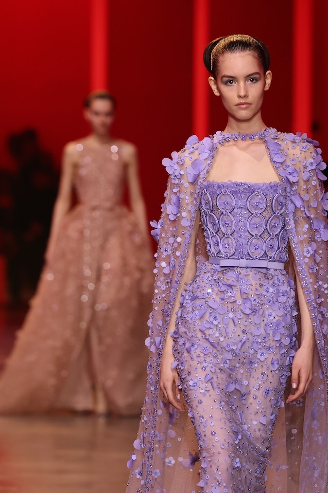 Modelo en el desfile de Elie Saab Haute Couture primavera/verano 2024 en París.