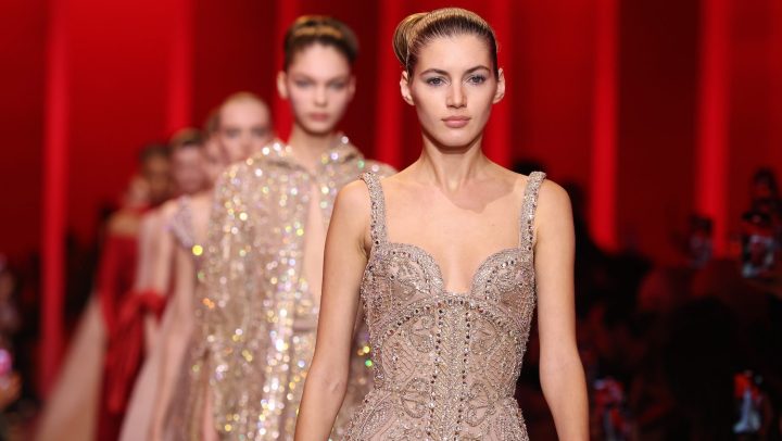 Elie Saab Haute Couture SS24: el desierto como inspiración de prendas femeninas y de lujo