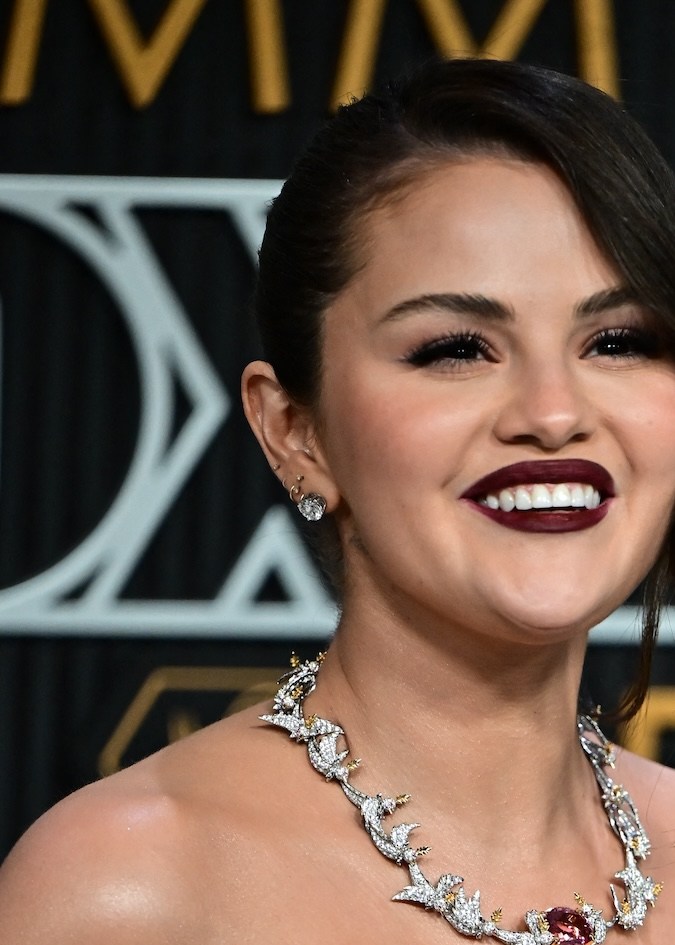 Selena Gomez en la alfombra plateada de los Emmy 2024.