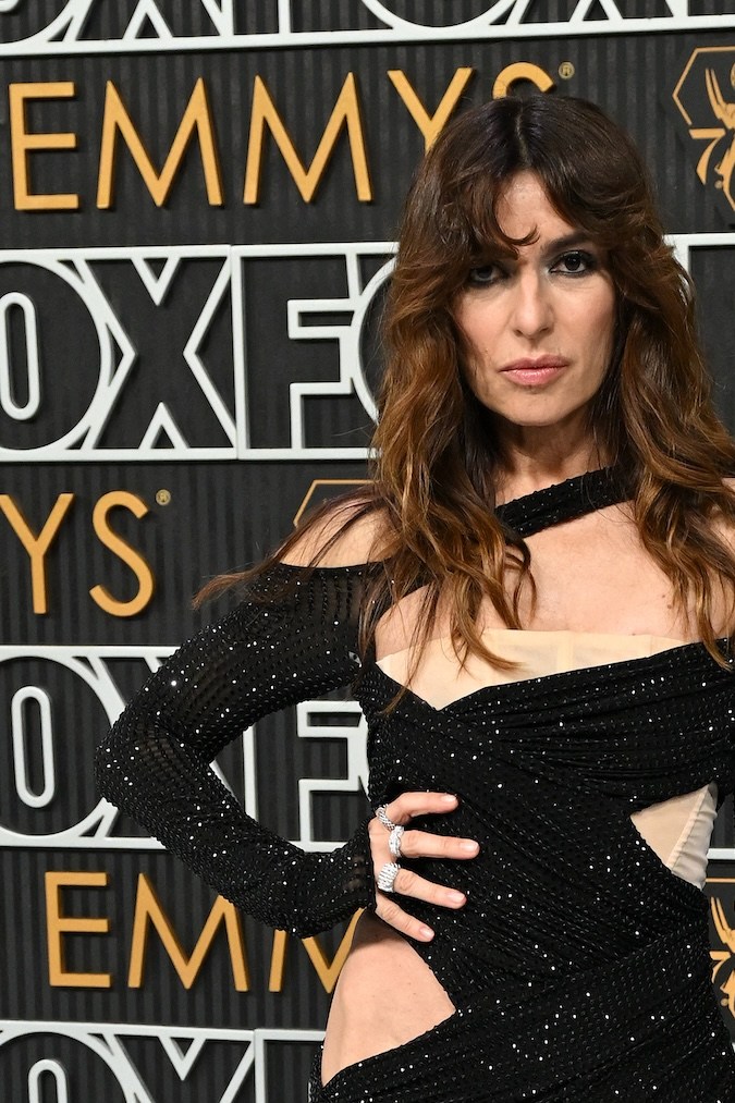 Sabrina Impacciatore en la alfombra plateada de los Emmy 2024.