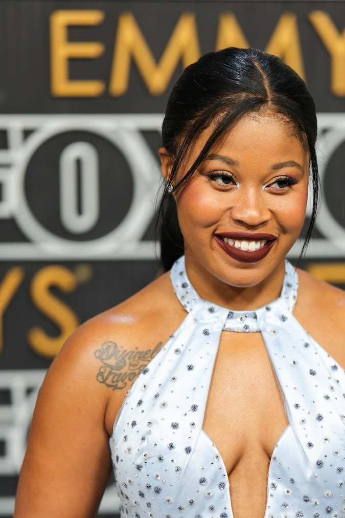 Dominique Fishback en la alfombra plateada de los Emmy 2024.