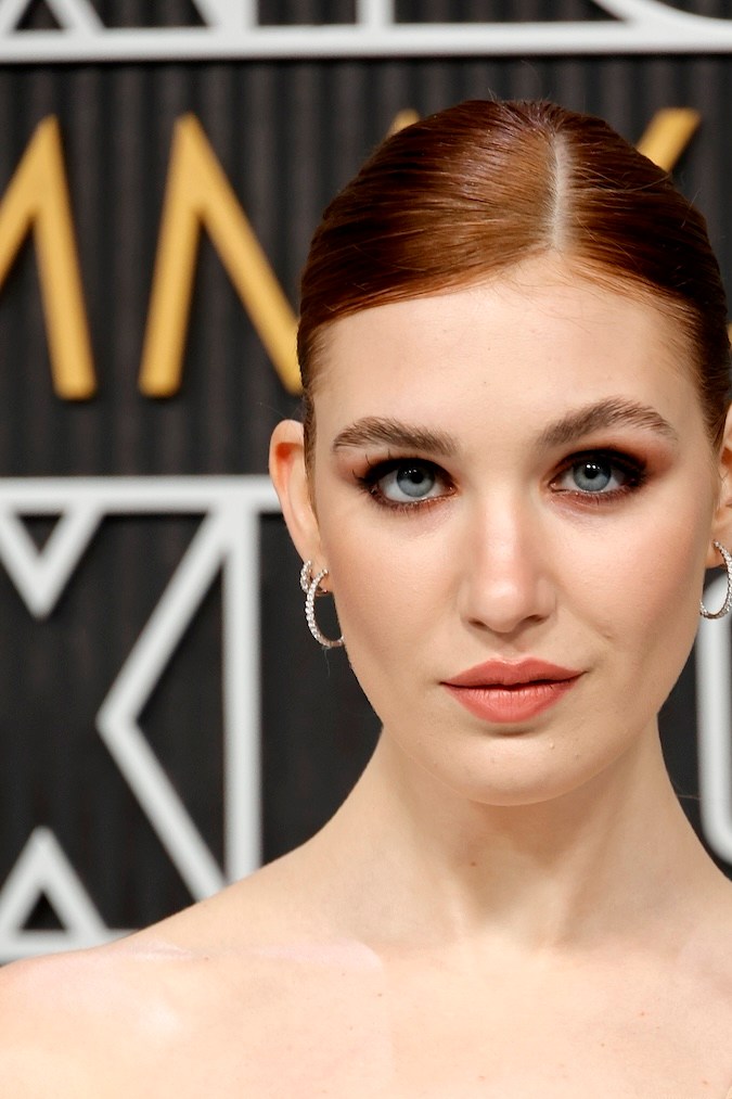 Sophie Nélisse en la alfombra plateada de los Emmy 2024.