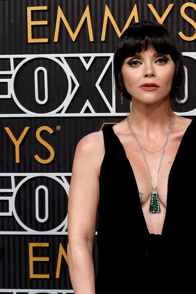 Christina Ricci en la alfombra plateada de los Emmy 2024.