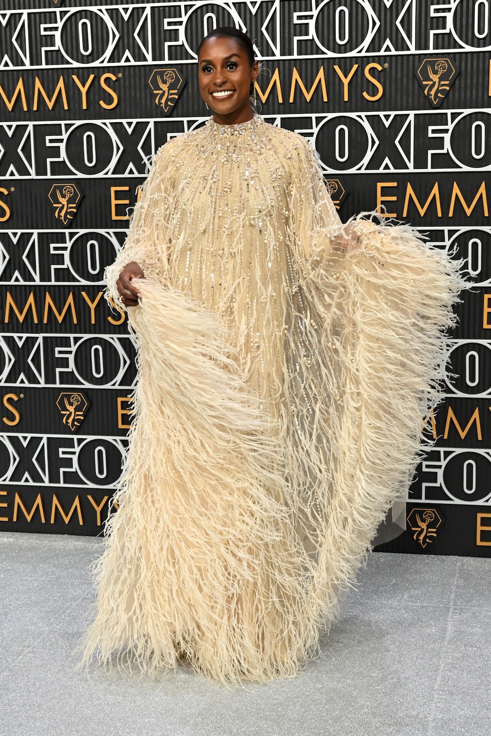 Issa Rae en la alfombra plateada de los Emmy 2024.