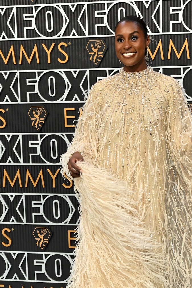 Issa Rae en la alfombra plateada de los Emmy 2024.