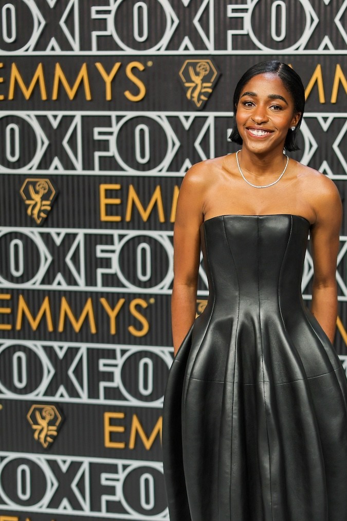 Ayo Edebiri en la alfombra plateada de los Emmy 2024.