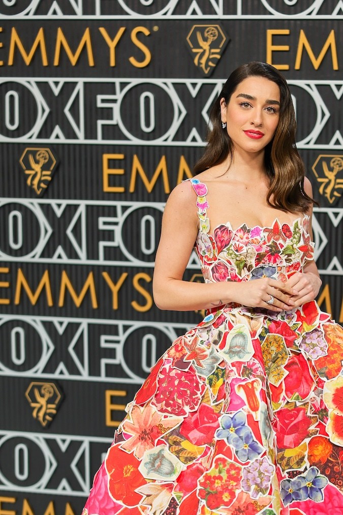 Simona Tabasco en la alfombra plateada de los Emmy 2024.