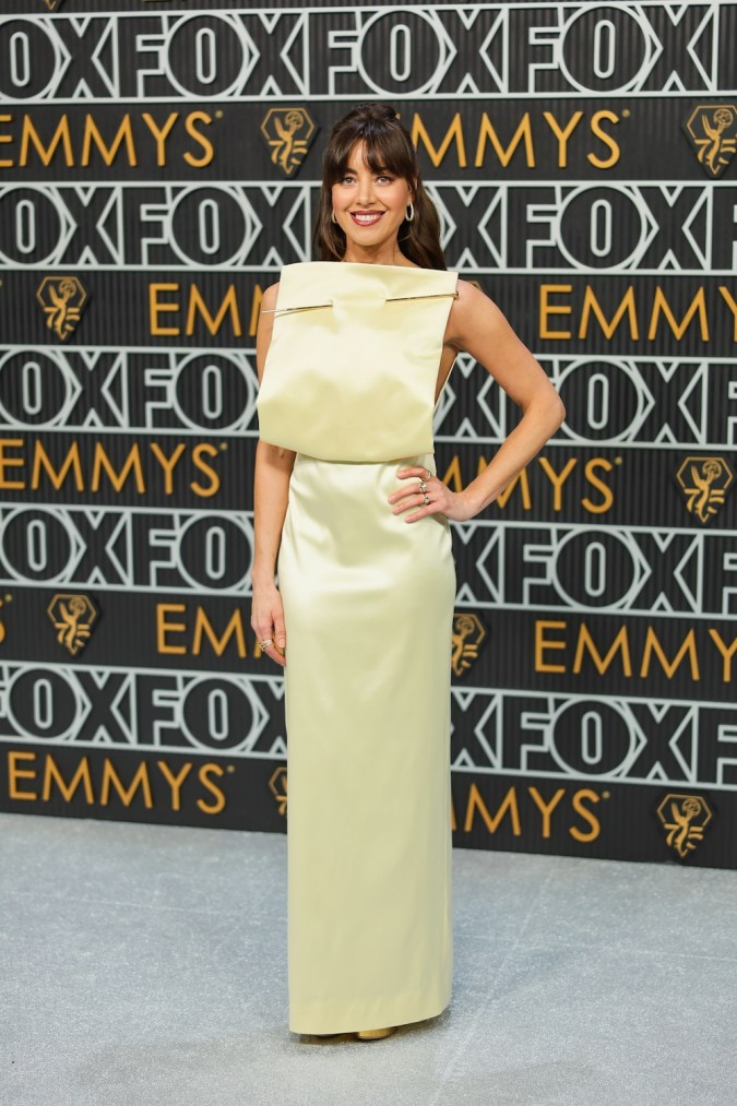 Aubrey Plaza en la alfombra plateada de los Emmy 2024.