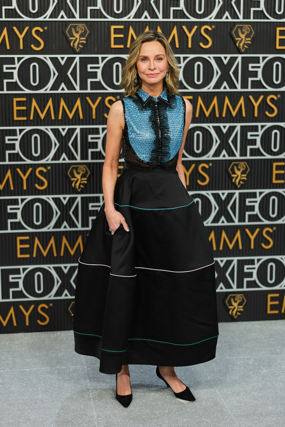 Calista Flockhart en la alfombra plateada de los Emmy 2024.