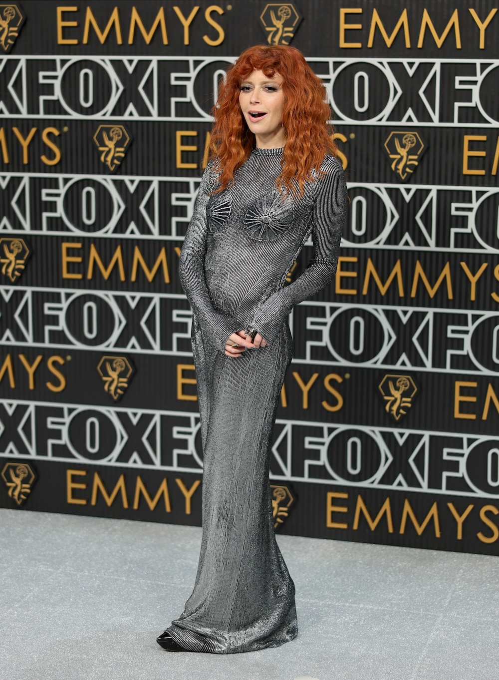 Natasha Lyonne en la alfombra plateada de los Emmy 2024.