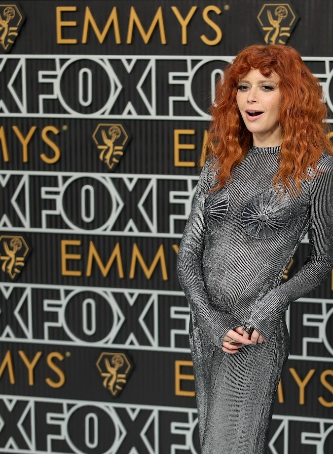 Natasha Lyonne en la alfombra plateada de los Emmy 2024.