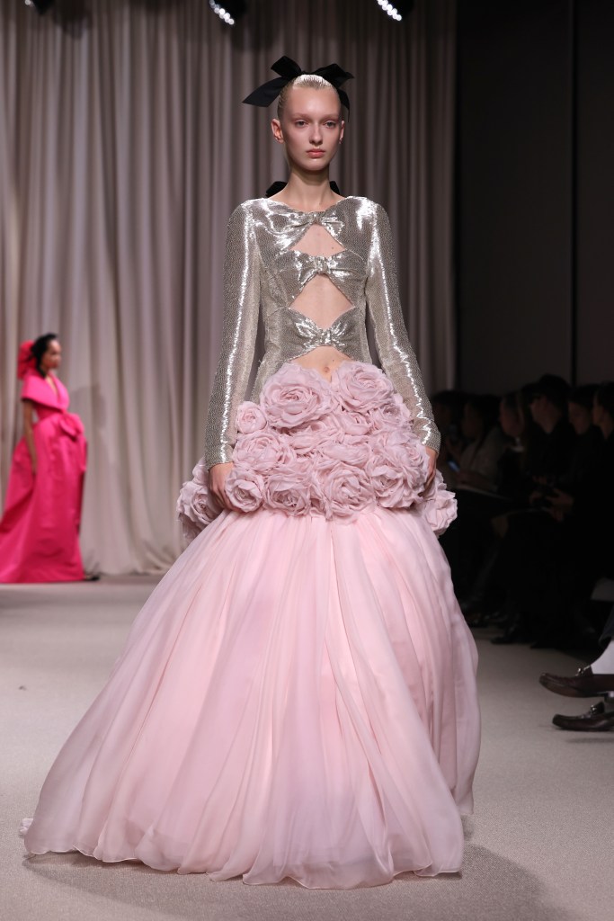 Giambattista Valli incluye el Corsage Core en sus diseños de Primavera ...