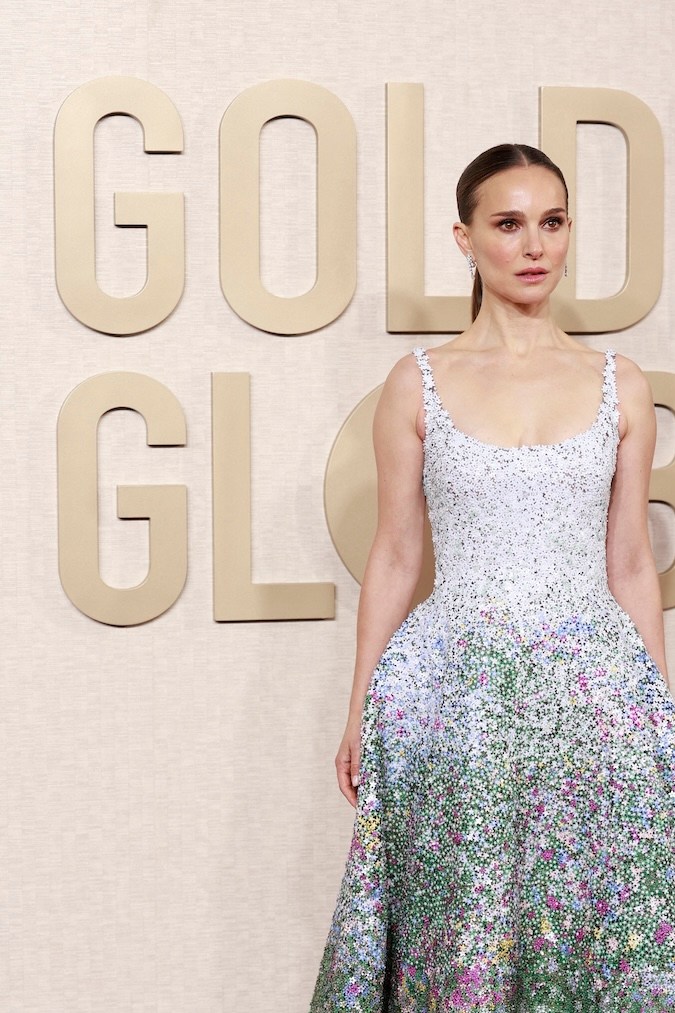 Natalie Portman en la alfombra roja de los Golden Globes 2024.