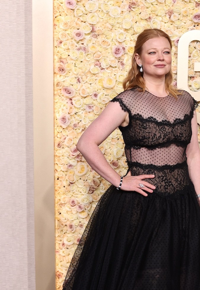 Sarah Snook en la alfombra roja de los Golden Globes 2024.