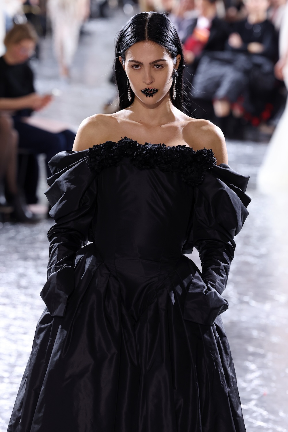 Modelo en el desfile de Jean Paul Gaultier Haute Couture primavera/verano 2024 en París.