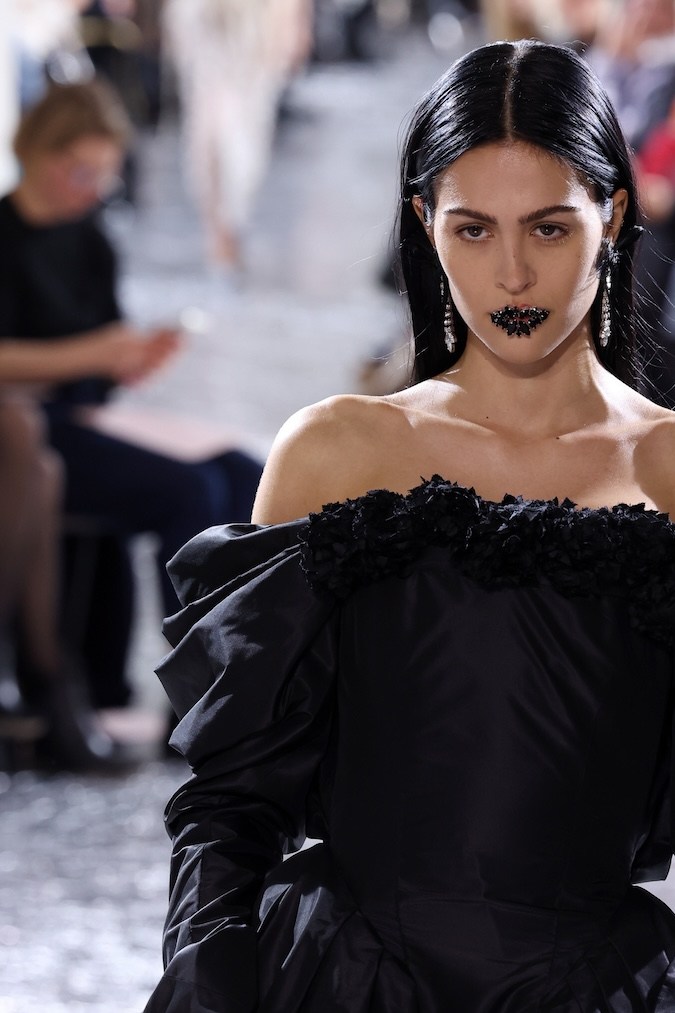 Modelo en el desfile de Jean Paul Gaultier Haute Couture primavera/verano 2024 en París.