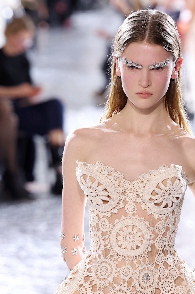 Modelo en el desfile de Jean Paul Gaultier Haute Couture primavera/verano 2024 en París.