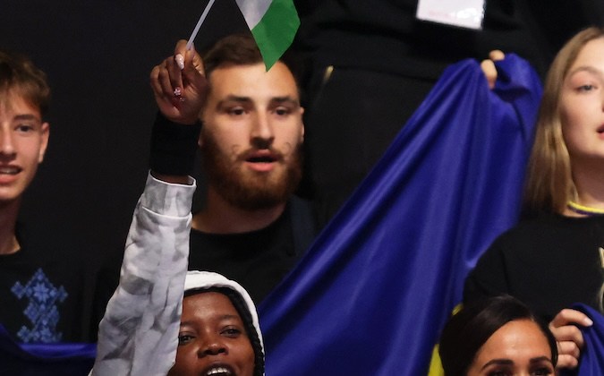 Meghan Markle y el príncipe Harry están molestos por tener reglas diferentes al resto de su familia