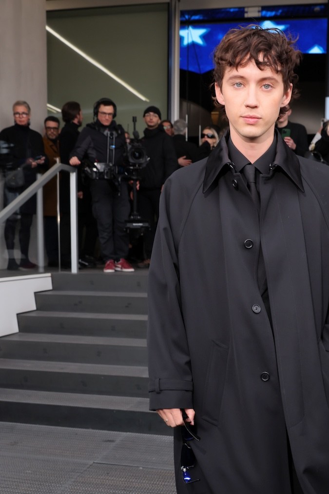Troye Sivan en Milan Fashion Week Men's 2024.