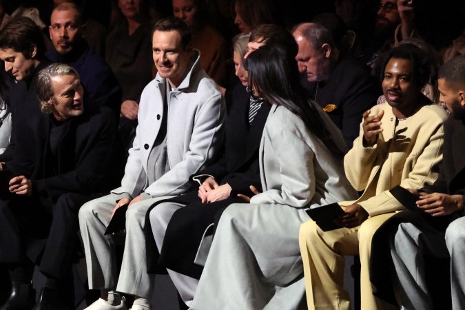 Mads Mikkelsen y Michael Fassbender en Milan Fashion Week Men's 2024.