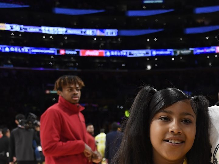 A sus 10 años North West, hija de Kim Kardashian, se pone diamantes en los dientes
