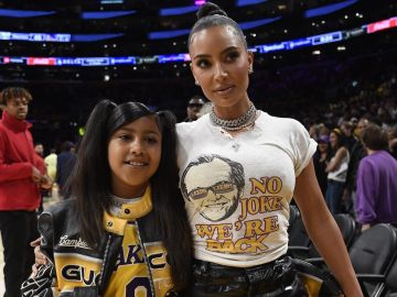 A sus 10 años North West, hija de Kim Kardashian, se pone diamantes en los dientes