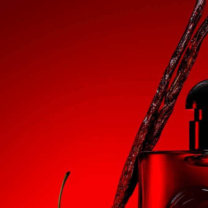 Black Opium Eau de Parfum Over Red de Yves Saint Laurent.