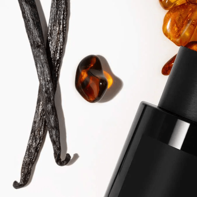 Botella de Gold Expressive Eau de Parfum de Commodity.