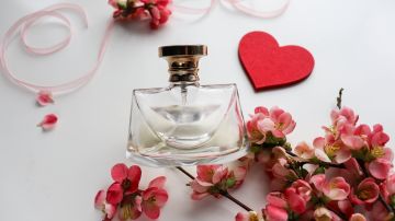 8 perfumes divinos y populares para regalar en San Valentín desde $30 dólares