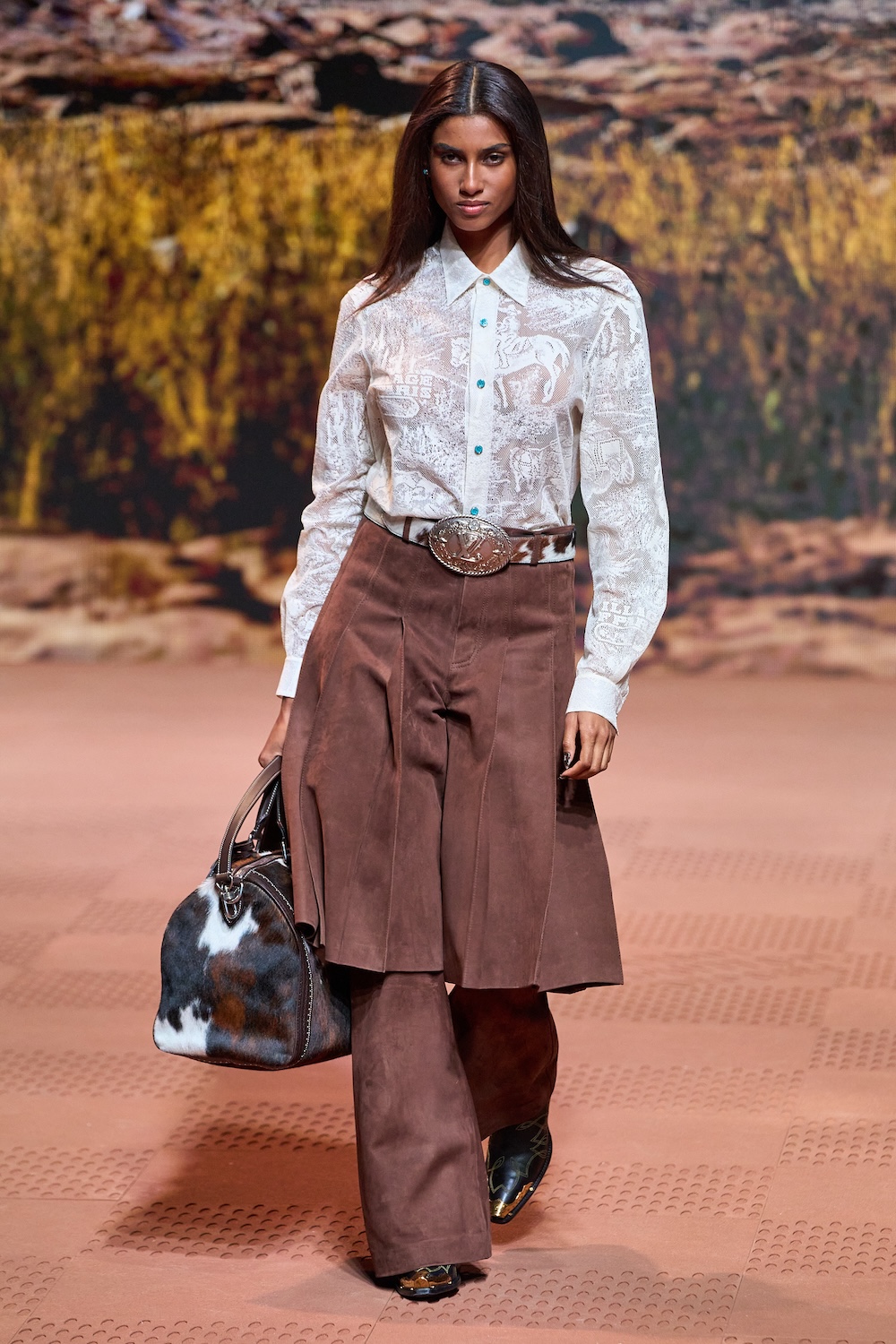 También hubo looks de mujer en el desfile otoño-invierno 24-25 de Louis Vuitton Menswear en Paris Fashion Week.