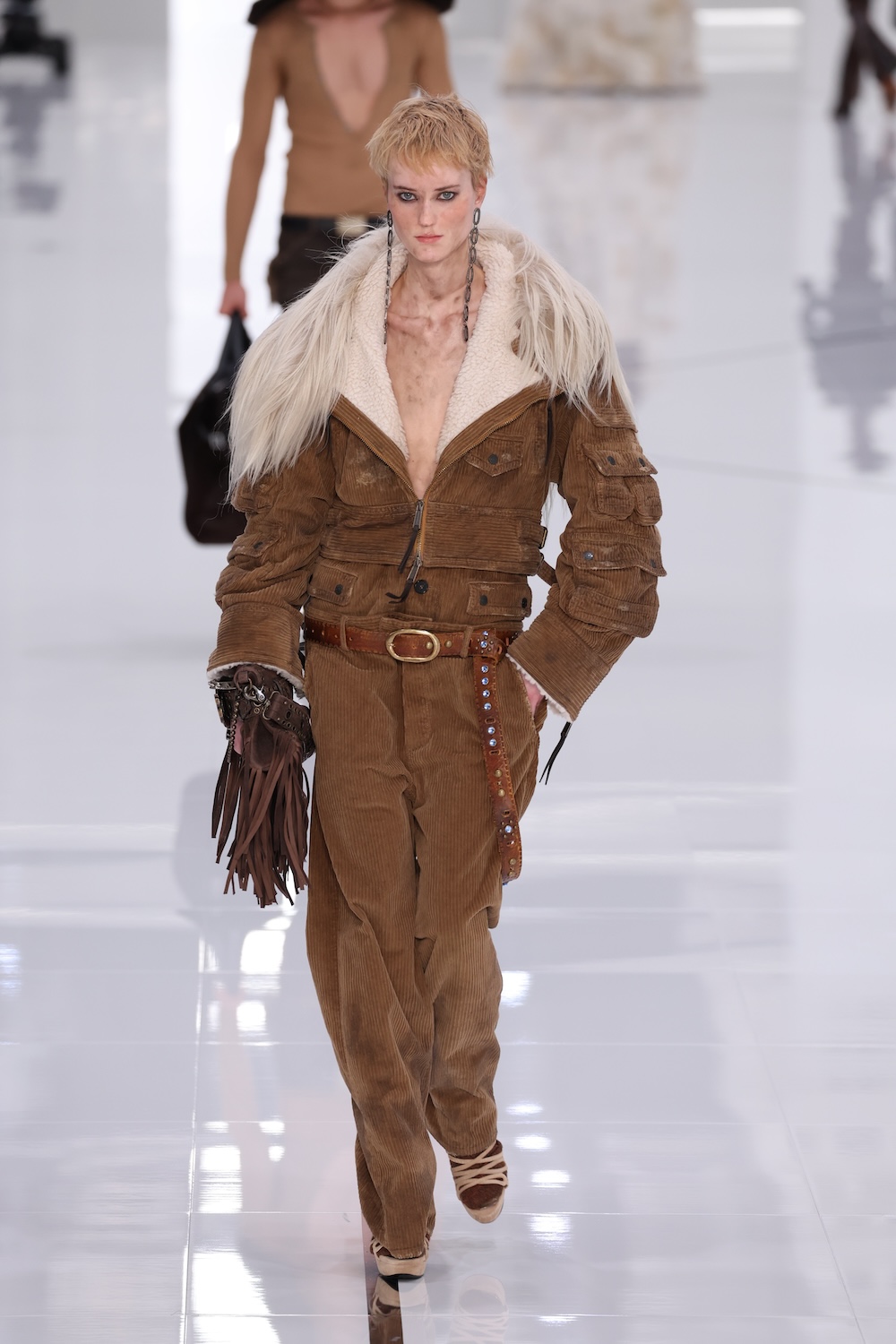 Una modelo camina por la pasarela del desfile de Dsquared2 en Milan Fashion Week Men's FW 2024-2025.